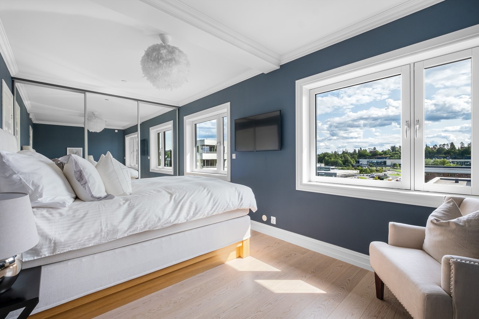 Hovedsoverommet har skyvedørsgarderobe og god plass til dobbeltseng, kommode, nattbord etc. Galleribilde