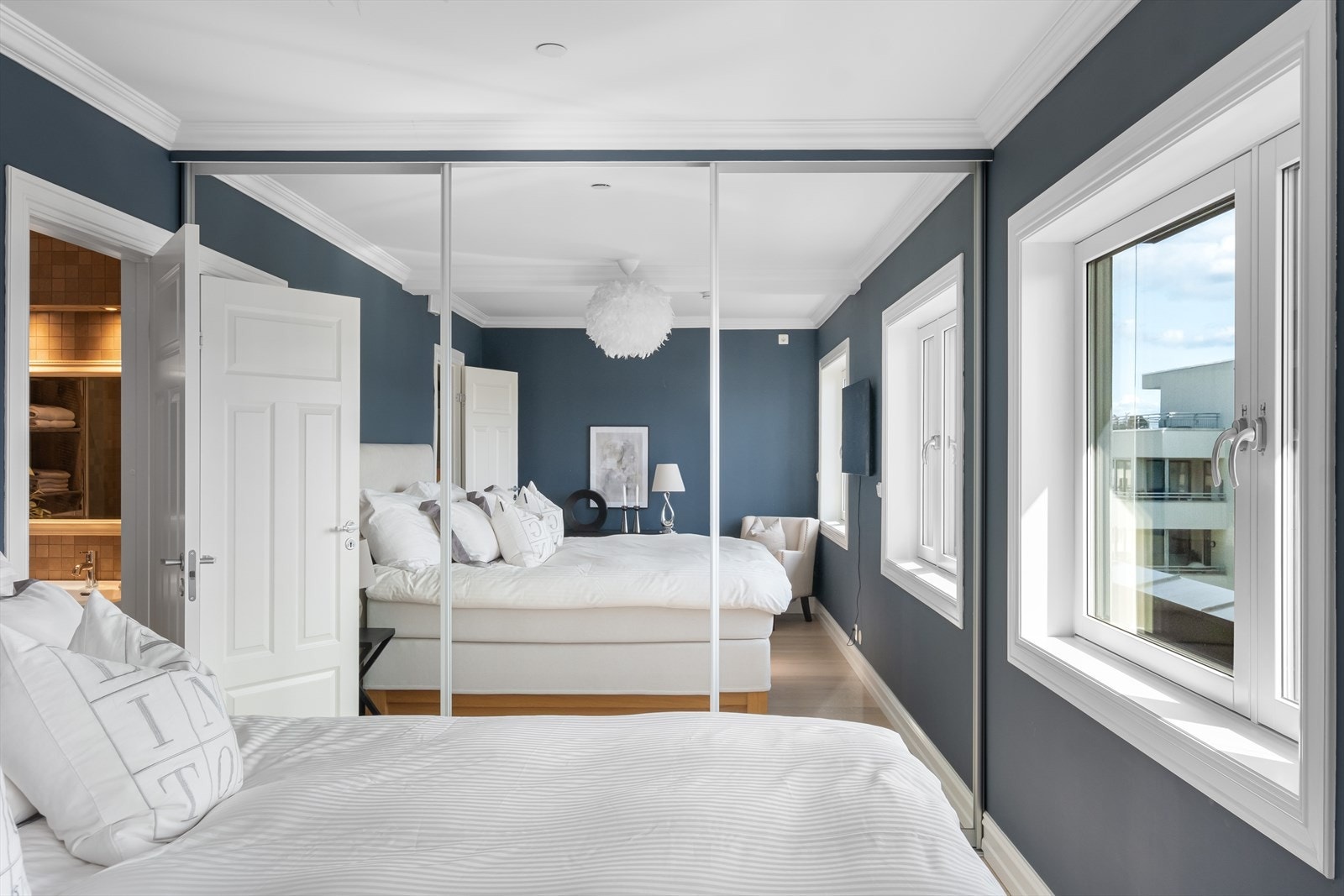 Godt med plass til klesoppheng og sko i skyvedørsgarderobe på hovedsoverom. Galleribilde