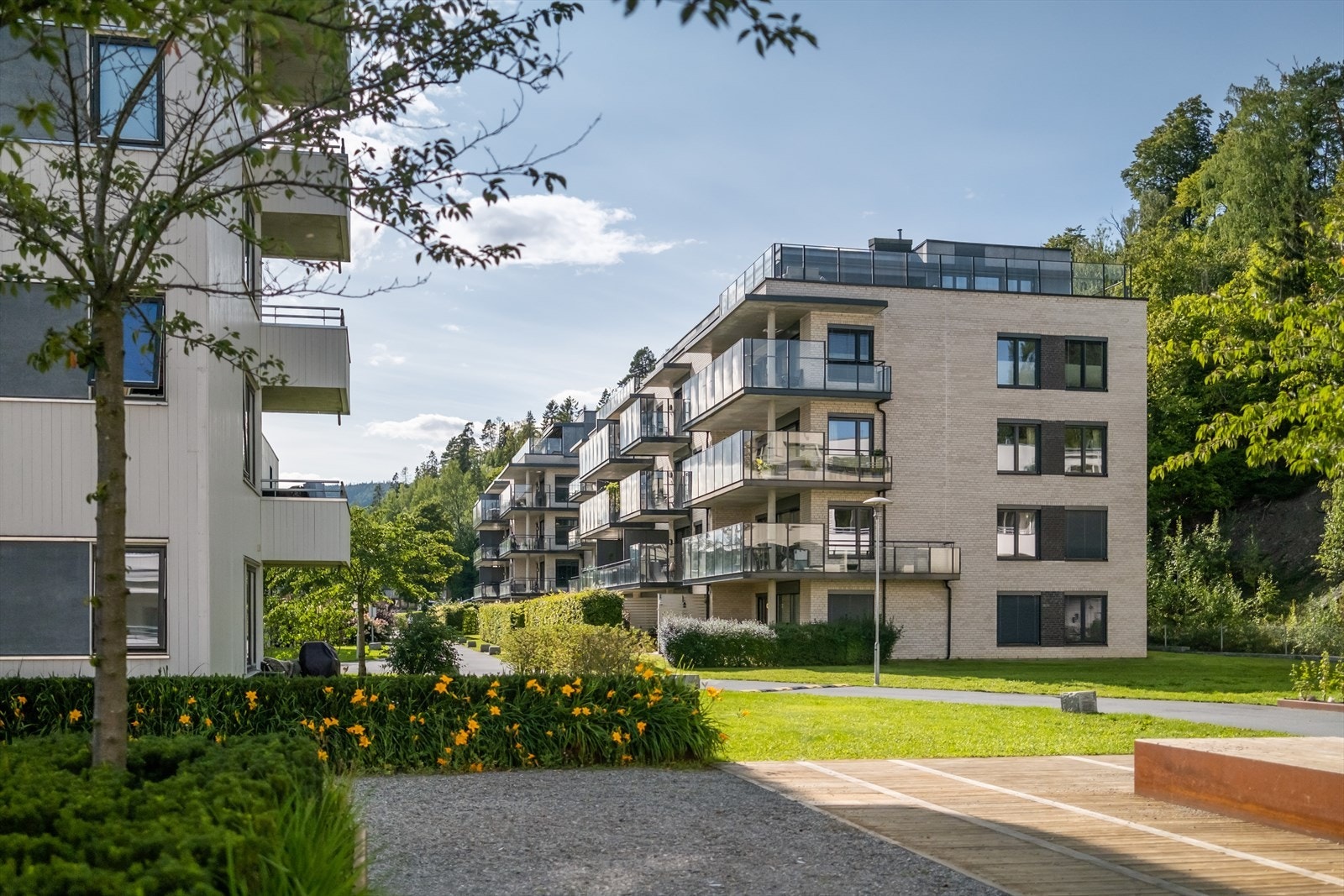 Gangavstand til Billingstad togstasjon, ca. 15 min. gange. Kun få min. gange (4- 5 min.) til bussholdeplass på Billingstadsletta med hyppige avganger både mot Sandvika, Akser og Nesøya (265, 270). Ekspressbuss til Oslo (250) Galleribilde