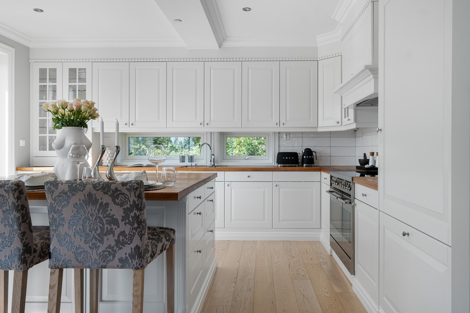 Her er det rikelig med skuffer, skap- og benkeplass. Galleribilde