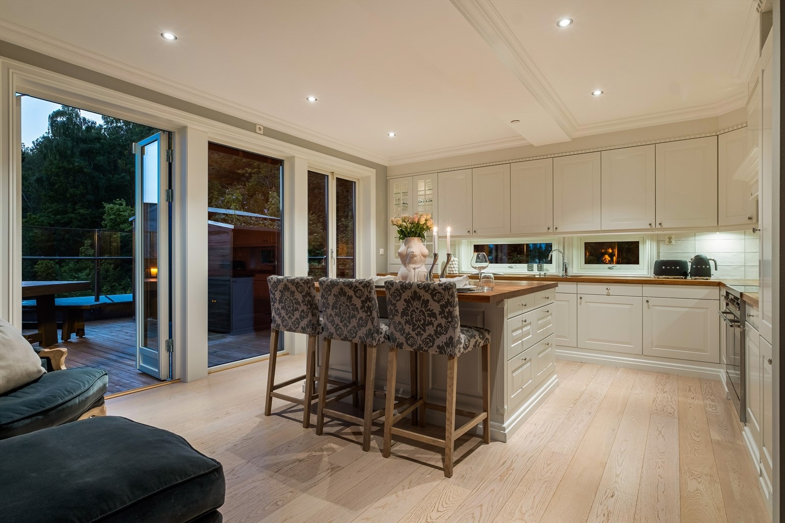 Spotter under kjøkkenskap ble gjort av Kolsås elektriske og varme. Galleribilde