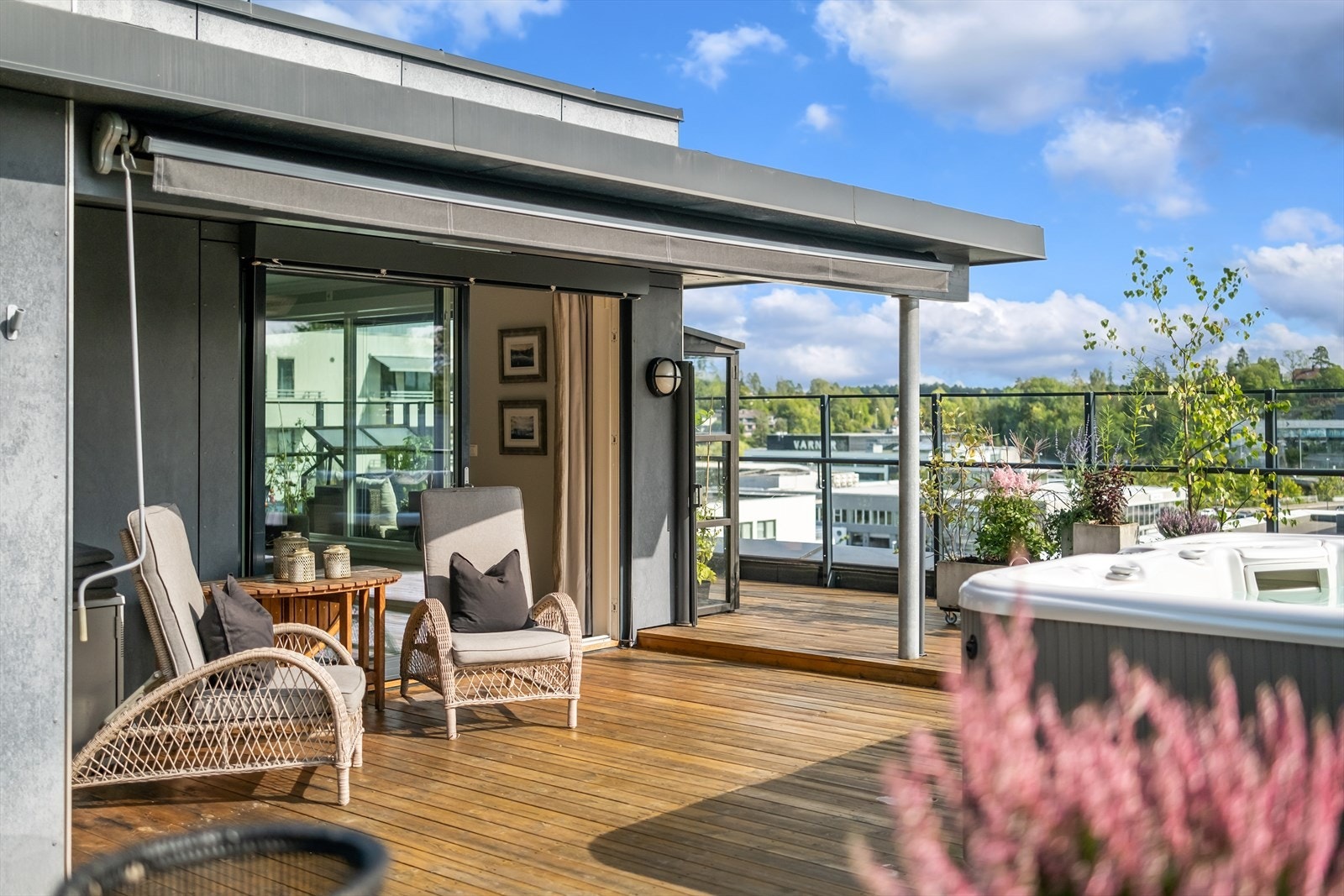 Med sol fra morgen til kveld, blir terrassen som en forlengelse av stuen på sommerstid og et attraktivt sted å kunne nyte late dager på! Galleribilde