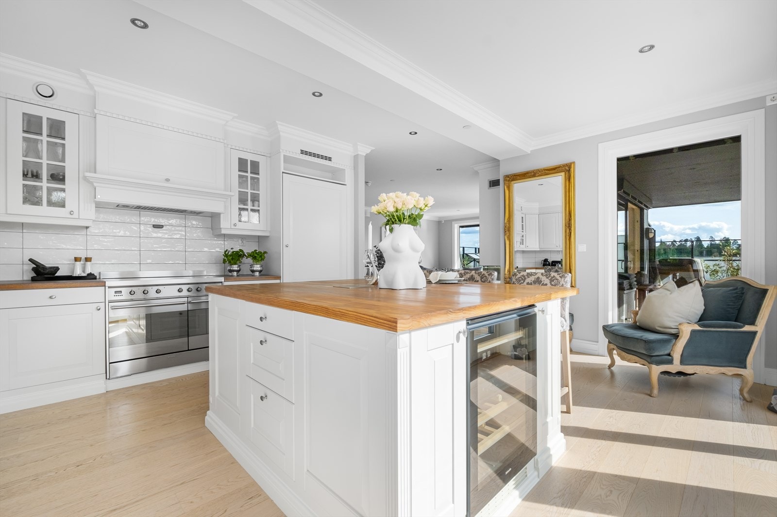 Videre har kjøkkenet integrerte hvitevarer, som Scholtès kombinert kjøle- og fryseskap og Miele oppvaskmaskin. Galleribilde