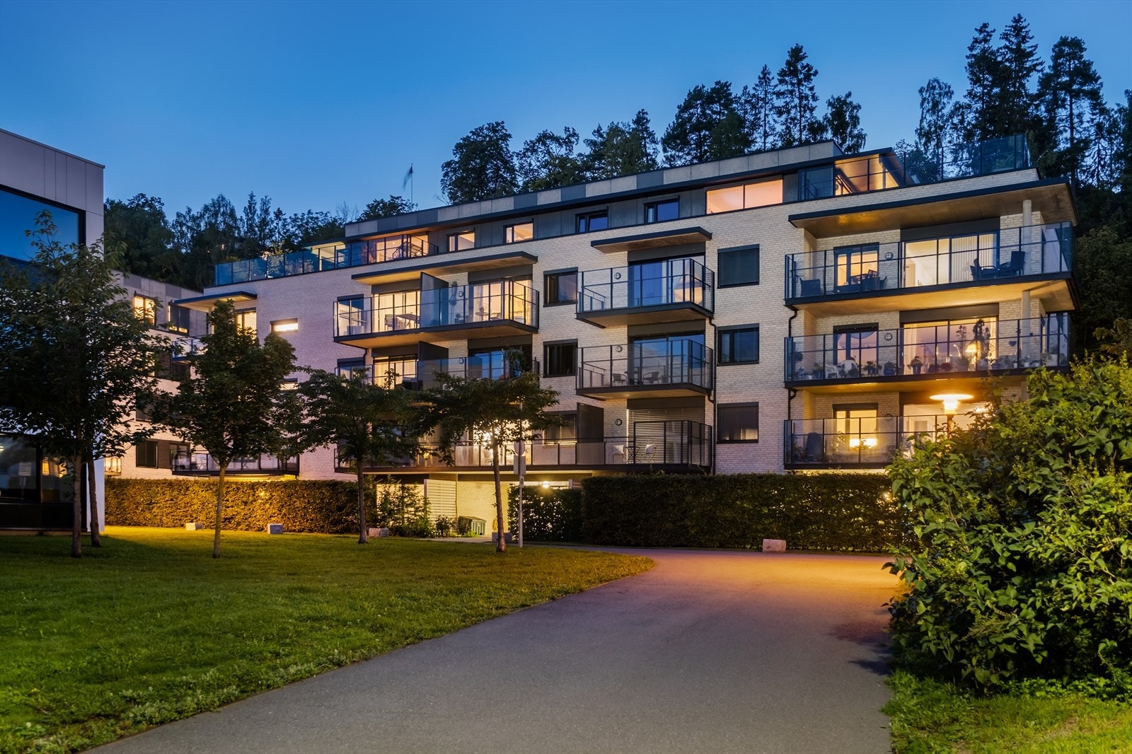 Tomten er bebygd med tilsvarende blokkbebyggelse fra samme tidsperiode. Tomten er opparbeidet med gressplener og prydbusker. Galleribilde