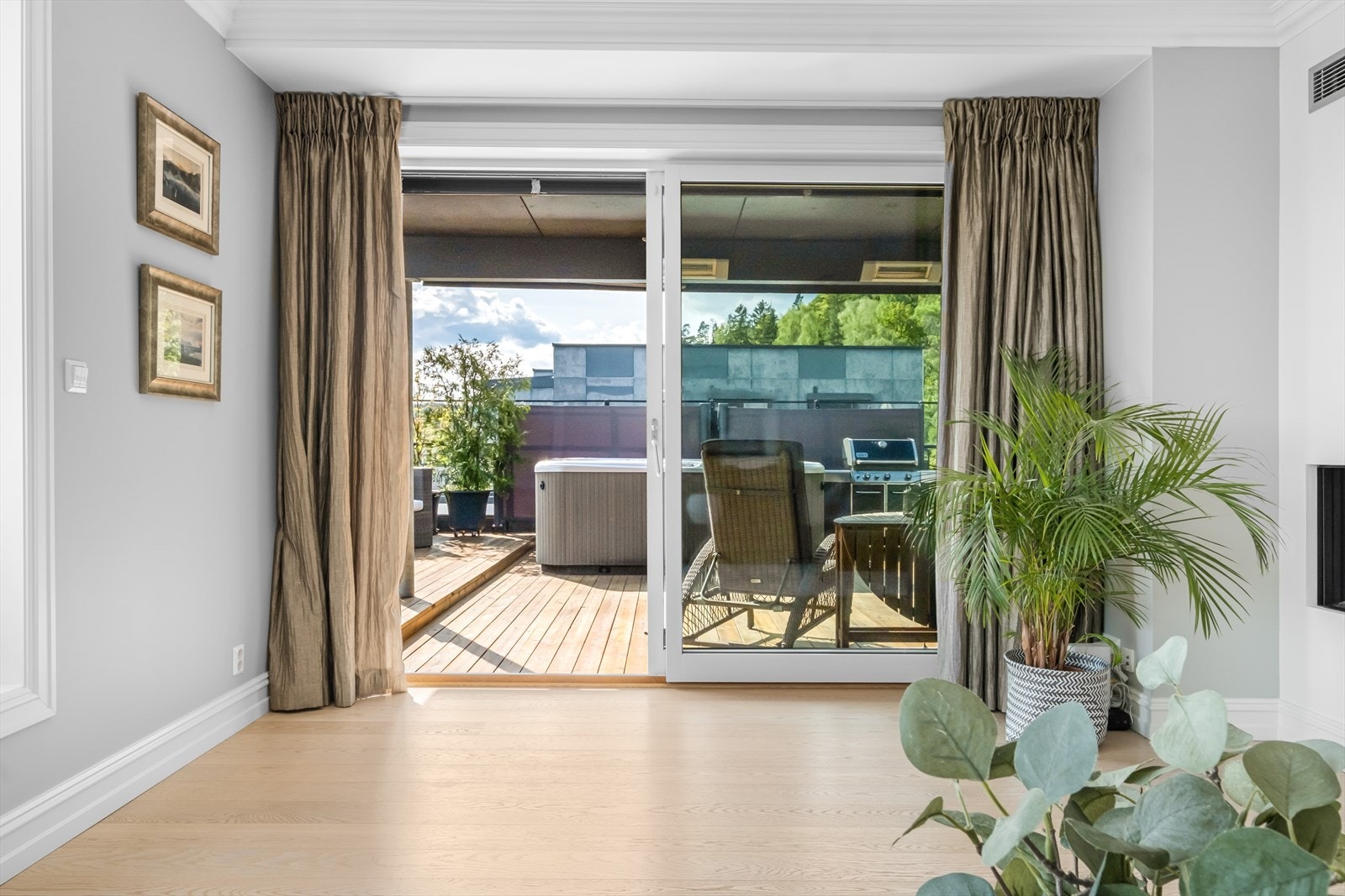 Det er montert elektriske persienner foran enkelte av vinduene i stuen/kjøkkenet. Galleribilde