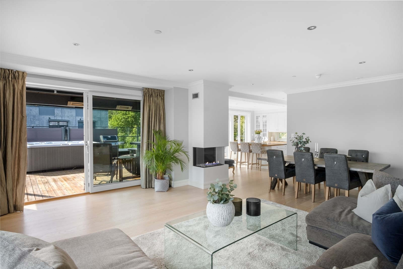 Den åpne løsningen sikrer god utnyttelse av arealet i boligen, samtidig som rommene blir lyse og åpne. Galleribilde