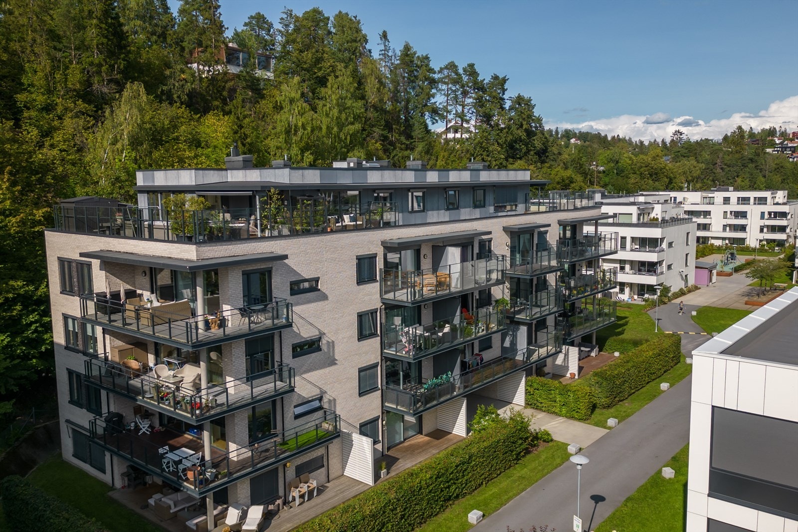 Ankomst over Sameiet Lundekroken 19-34 ( sikk-sakk-sti lengst i Sør). Ankomst over Billingstadsletta 13 (bilvei inn til vei foran sameiet sine tre bygninger. Denne veien benyttes også for å komme inn til tunet til Sameiet Lundekroken 19-34. Galleribilde