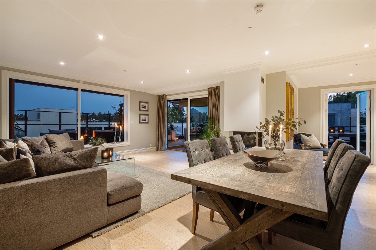 Leiligheten har en meget god intern beliggenhet, og fremstår som stilren med flere gjennomtenkte og praktiske løsninger. Galleribilde