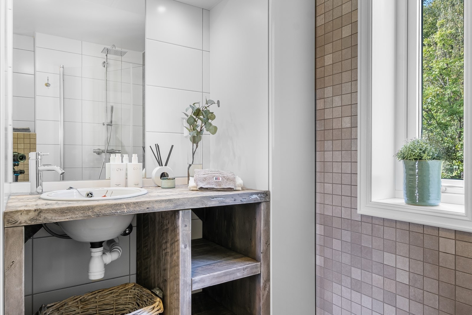 Servanten er håndlaget av den irske kunstneren Louis Mulcahy, the godfather of Irish craft . Servantinnredning er håndlaget hos Drivved som lager designmøbler av gamle, norske gjenbruksmaterialer. Galleribilde