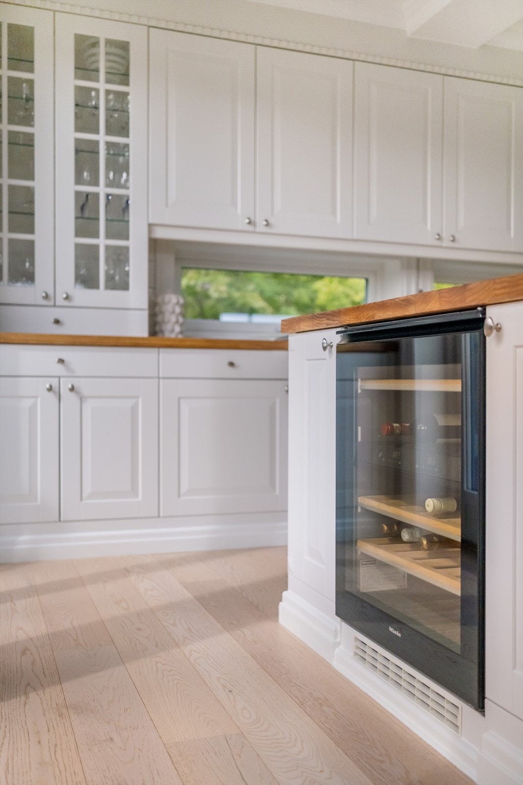 kjøkkenet er også innredet med Miele vinskap med to soner. Galleribilde