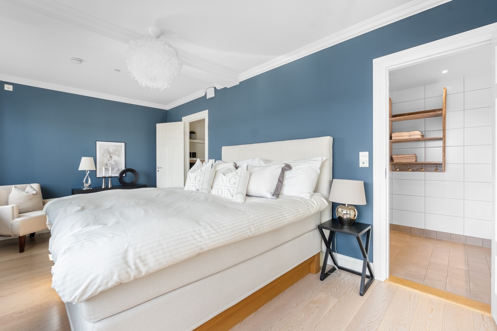 Hovedsoverommet har adkomst til eget bad. Galleribilde