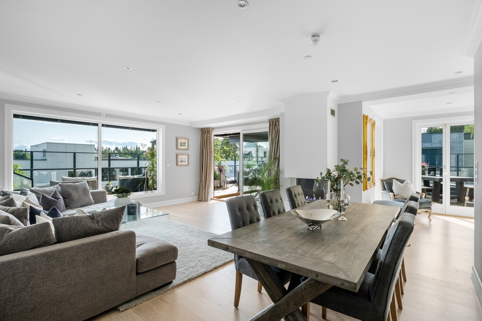 Spisestue med åpen løsning mot kjøkken og stue. Stue/ spisestue har store vindusflater som slipper inn godt med naturlig lys, og skaper en hyggelig atmosfære. Galleribilde