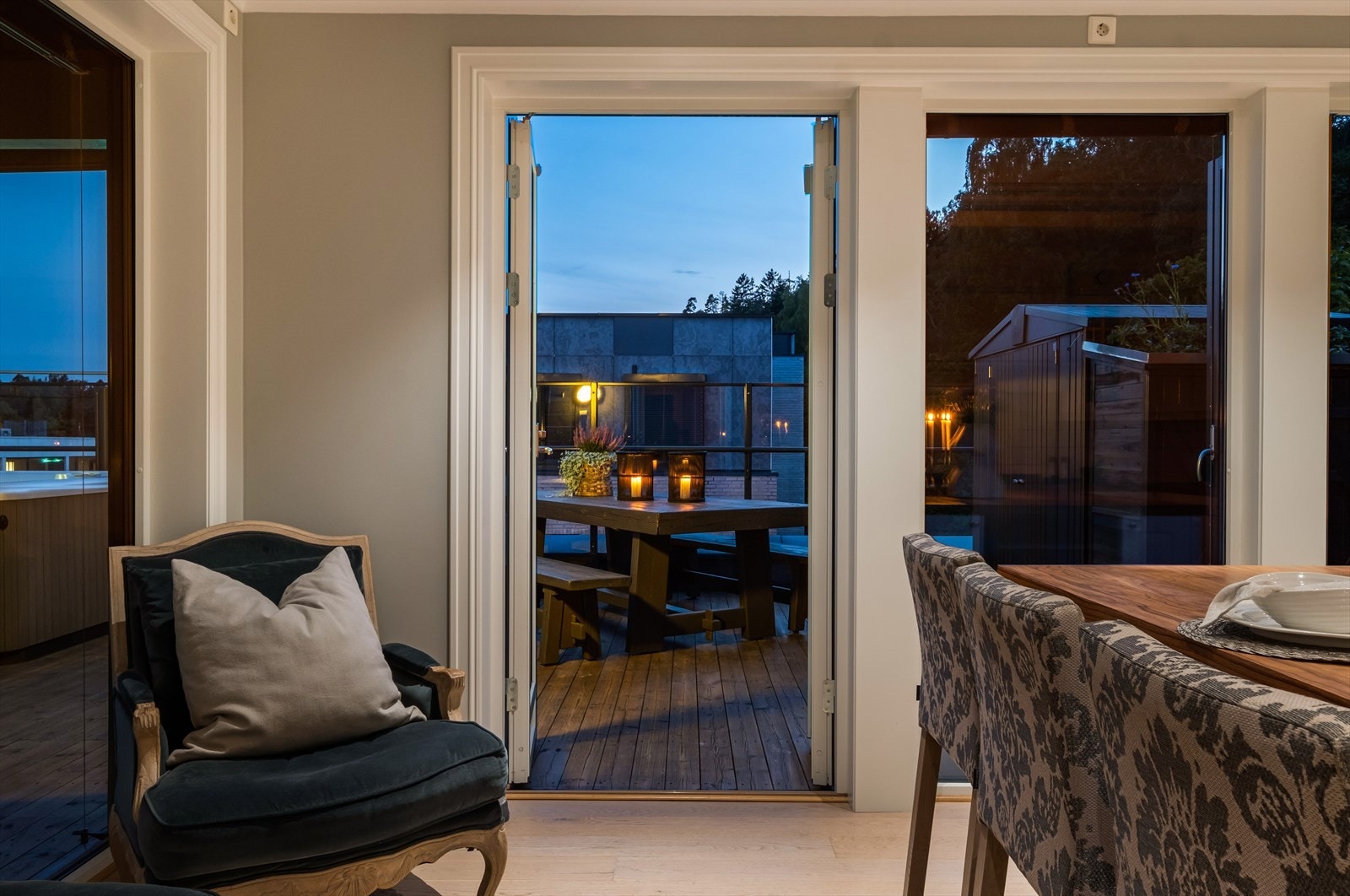 Terrassen blir som en forlengelse av stue/ kjøkken på sommerstid. Galleribilde