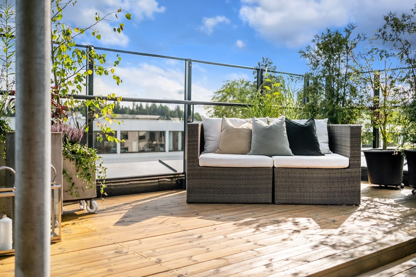 Terrassen er kledd med impregnerte terrassebord på tilfarere. Galleribilde