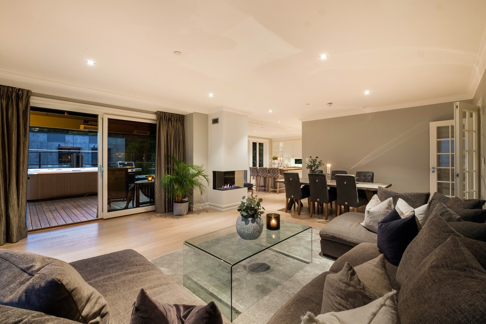 Spisestue med en sosial og åpen løsning mot kjøkken og stue. Galleribilde