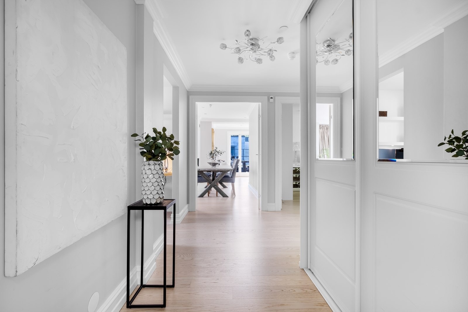 Meget lys og romslig entré med skyvedørsgarderobe, som gir et godt førsteinntrykk av leiligheten. Her er det god plass til å henge fra seg ytterklær og sette fra seg sko. Galleribilde