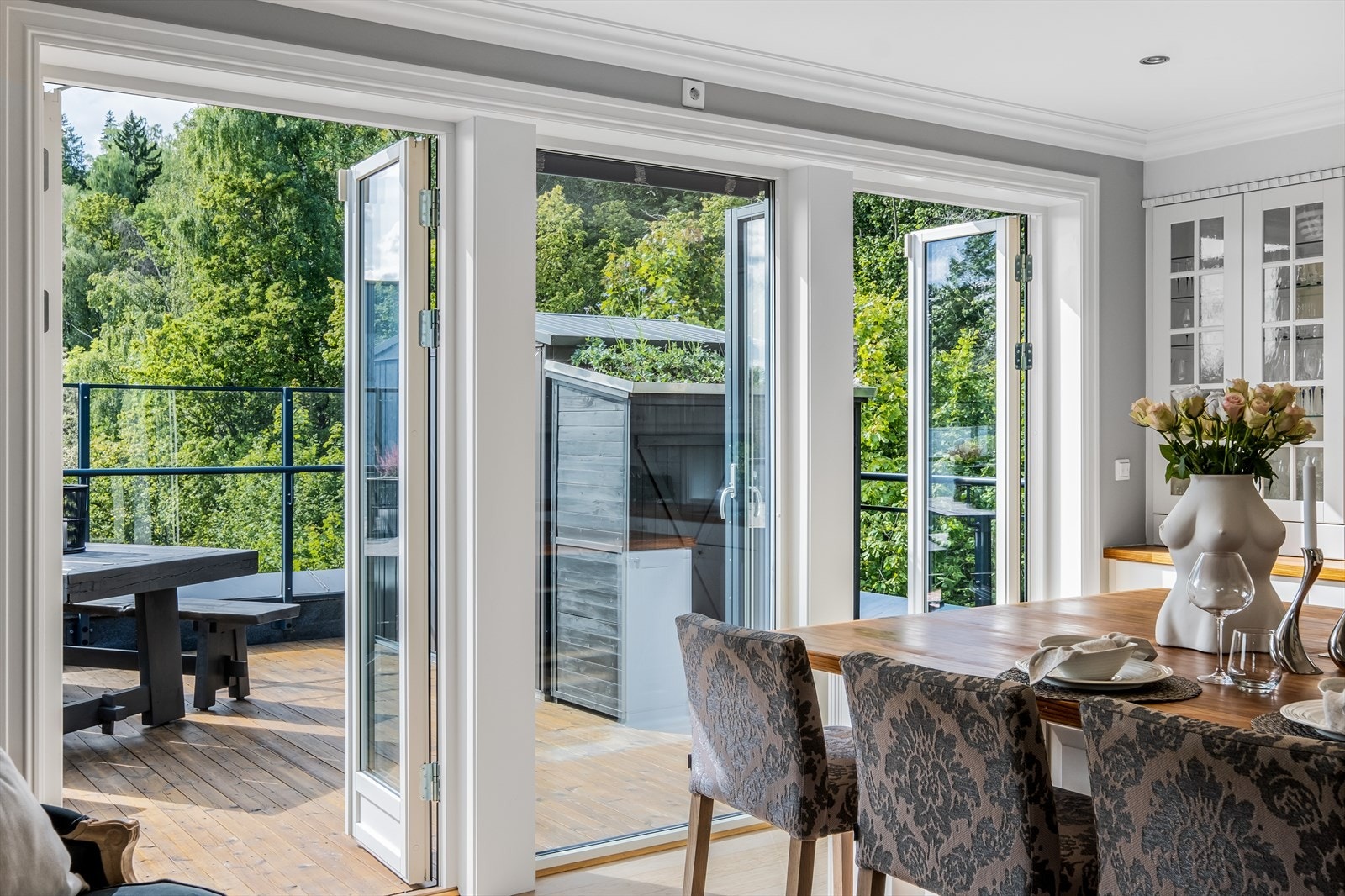 Fra stuen/ kjøkkenet er det utgang til en fantastisk takterrasse. Galleribilde