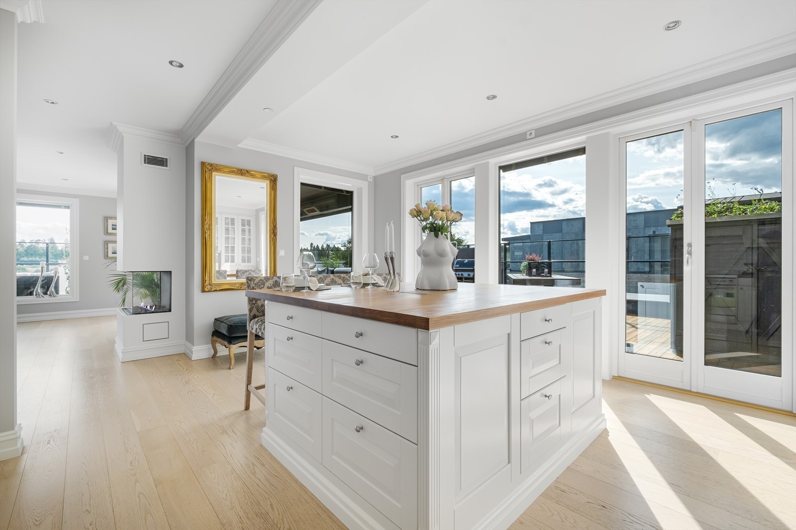 Kjøkkenet er designet og innredet med tanke på funksjonalitet, og er et hyggelig oppholdsrom. Galleribilde