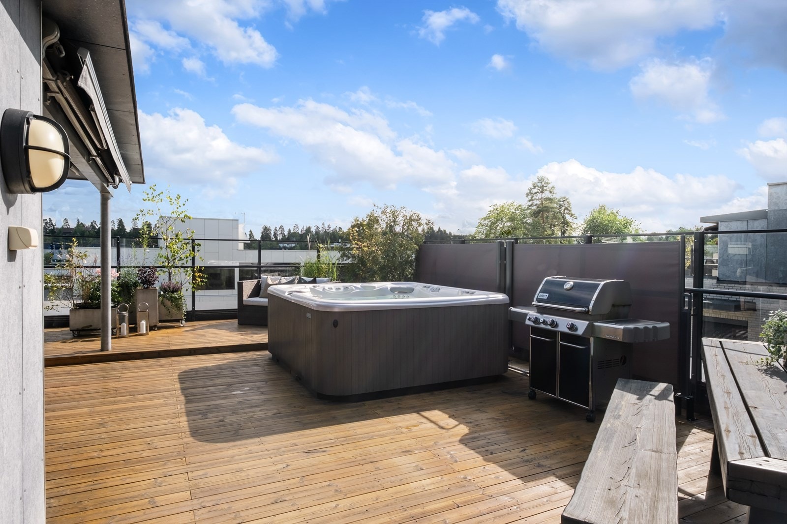 På terrassen er det installert jacuzzi (Spa Bath, Hot Spring - Grandee (saltvannsbasert) og er velisolert for skandinaviske forhold). Galleribilde