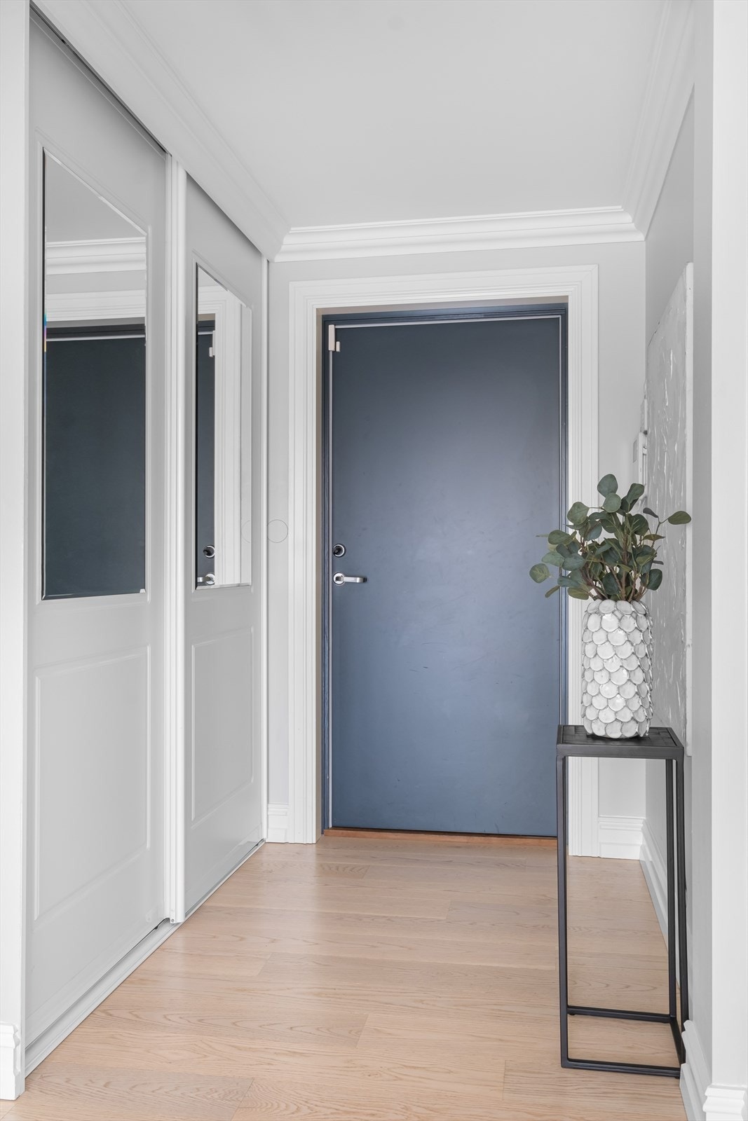 Leiligheten var ferdigstilt i 2014 og fremstår som meget påkostet og moderne med flere gjennomtenkte og praktiske løsninger. Galleribilde