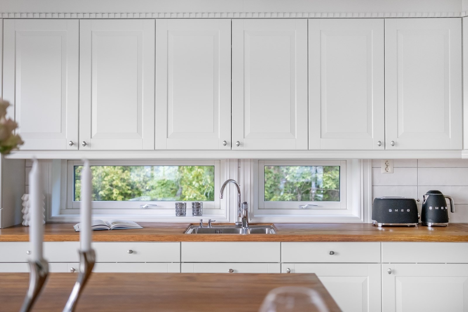 Kjøkkenet har nedfelt kjøkkenvask med godt vanntrykk og vanntilførsel via rør i rør. Galleribilde