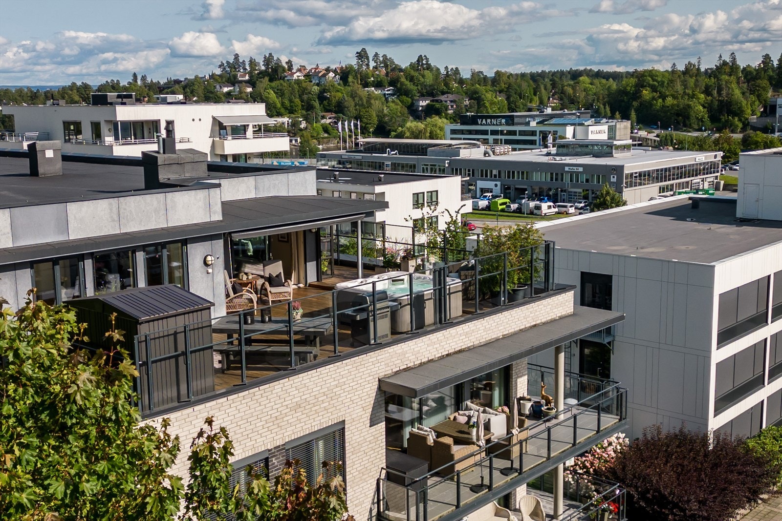 Her bor du tilbaketrukket til men likevel med umiddelbar nærhet til det urbane byliv, off. komm, butikker og flotte turområder. Galleribilde
