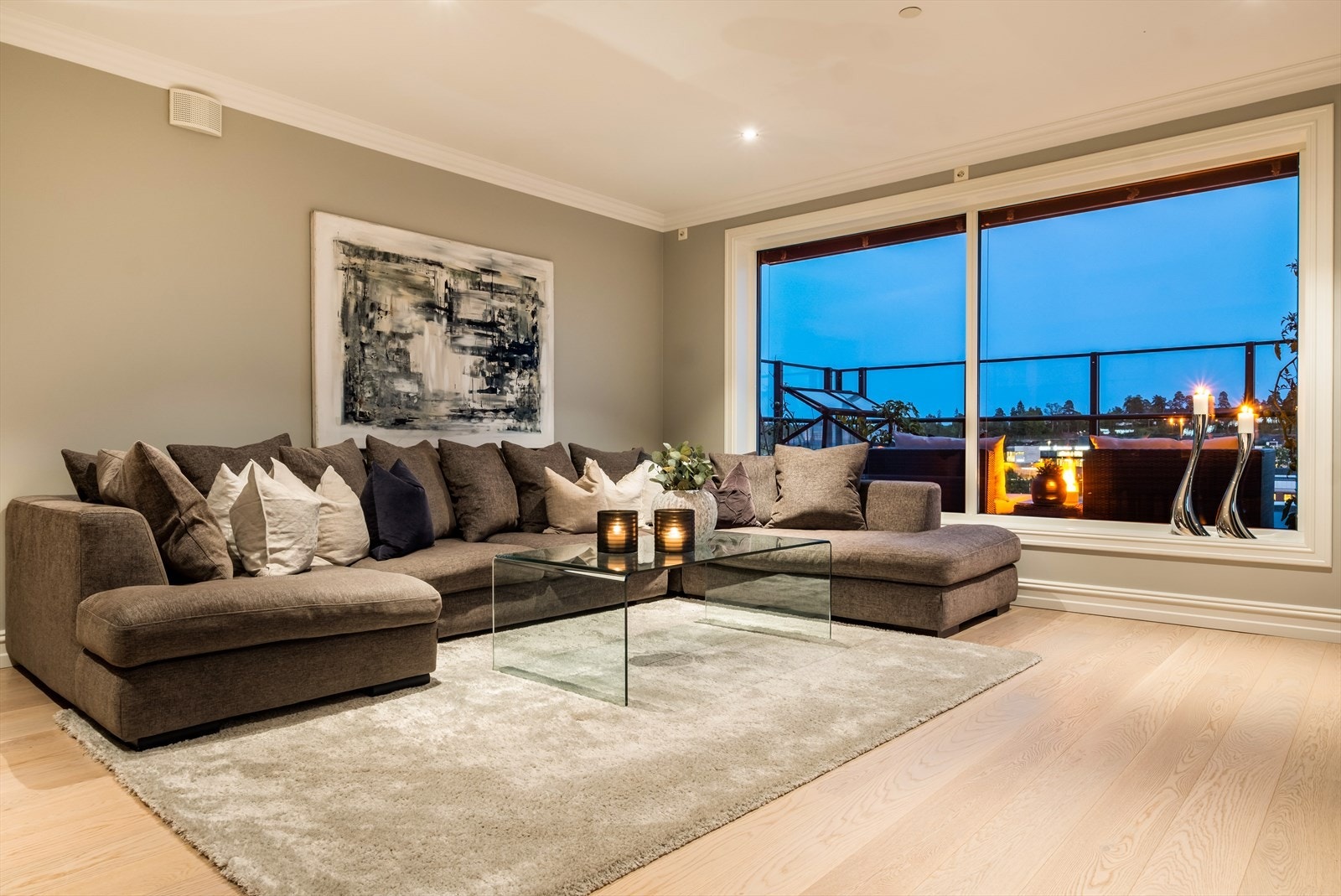 Høy standard med påkostede og tidsriktige farger- og materialvalg er gjennomgående i hele leiligheten. Galleribilde