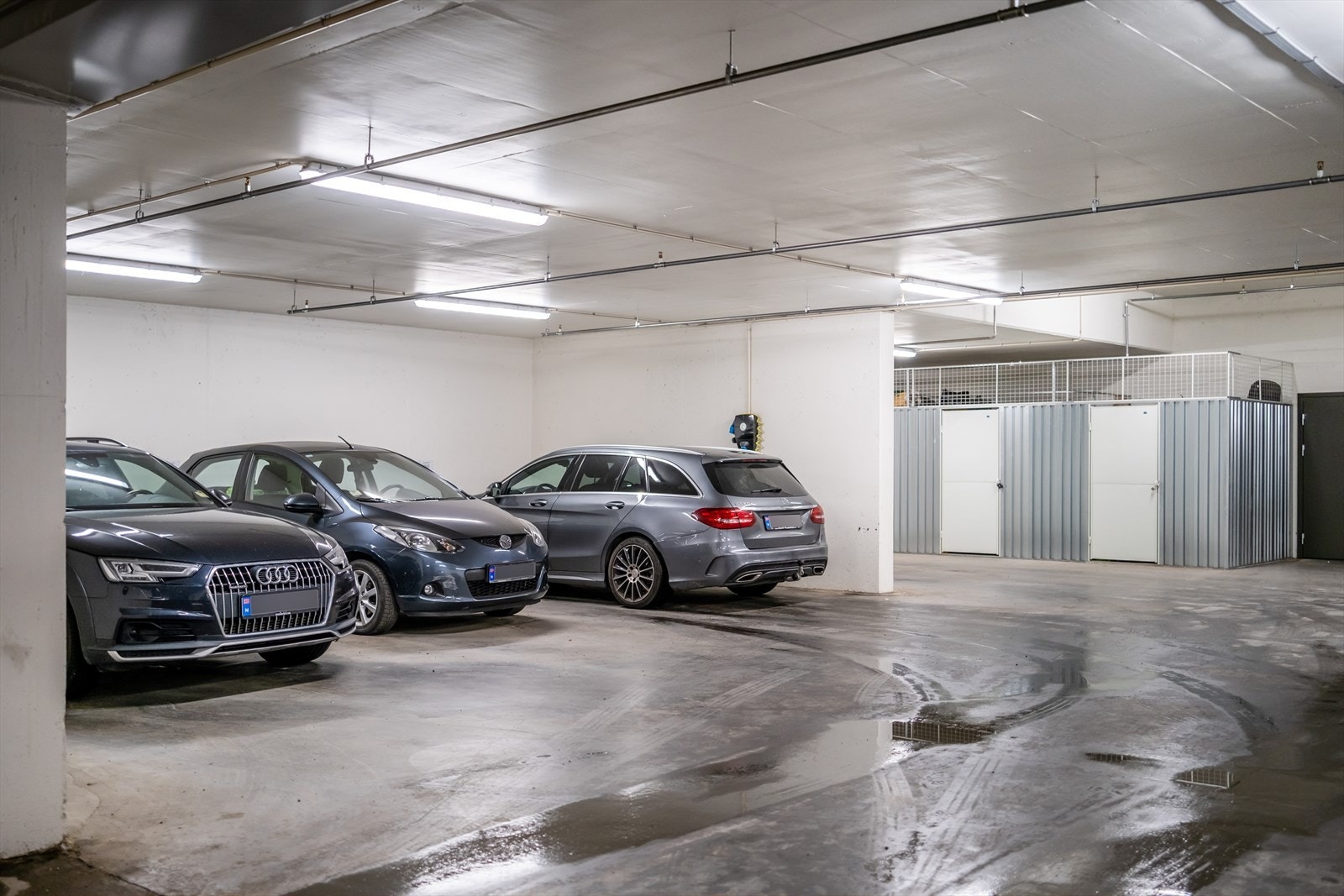 Parkeringsplass i felles garasjeanlegg, plass nr. 9502. Lader for el-bil er montert. Galleribilde