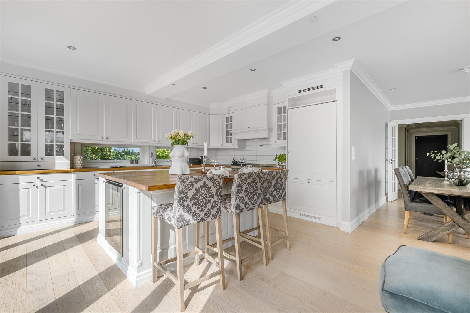 Den åpne løsningen mot stuen gjør rommet arealeffektivt og sosialt. Galleribilde