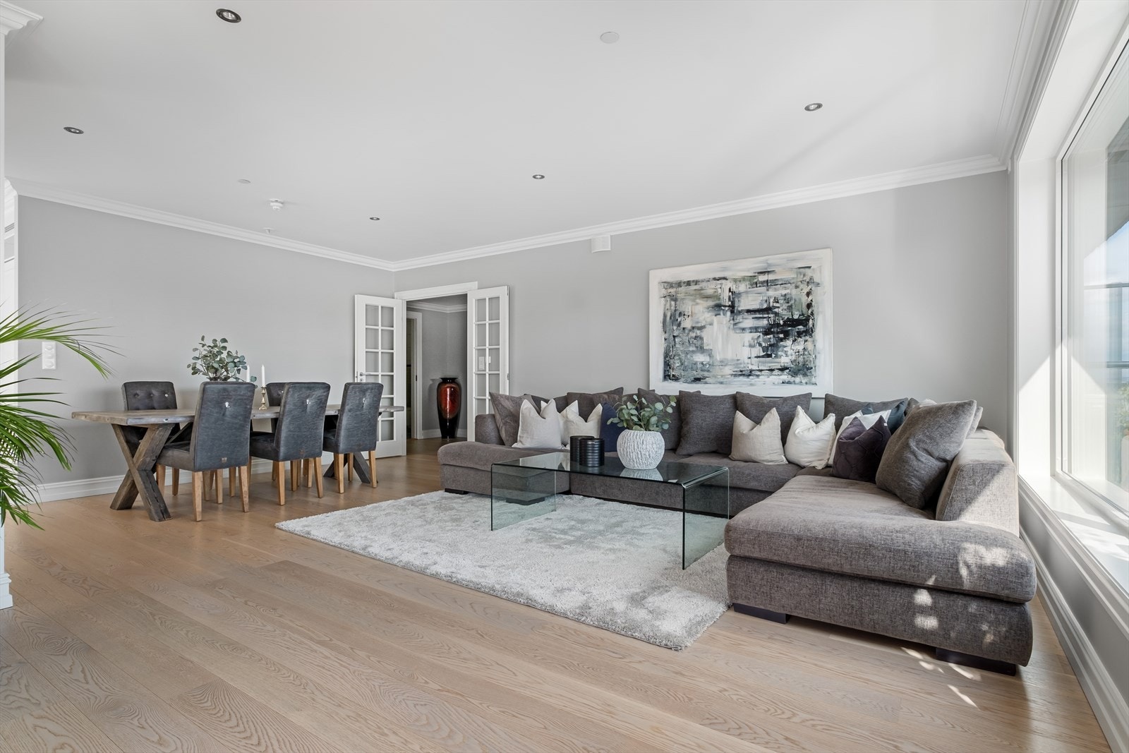 Det er gode møbleringsmuligheter i stuen, med plass til sofagruppe, TV-benk og tilhørende møblement. Galleribilde