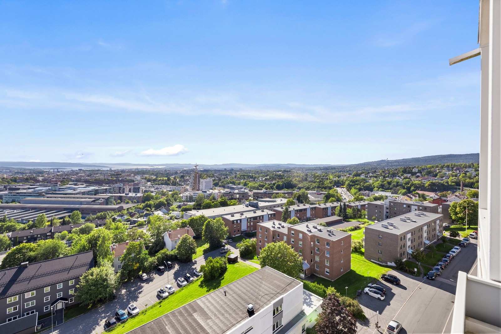 Boligen ligger høyt og fritt i byggets 11. etasje, og har en meget sentral og barnevennlig beliggenhet på Grefsen/Lillo. Galleribilde