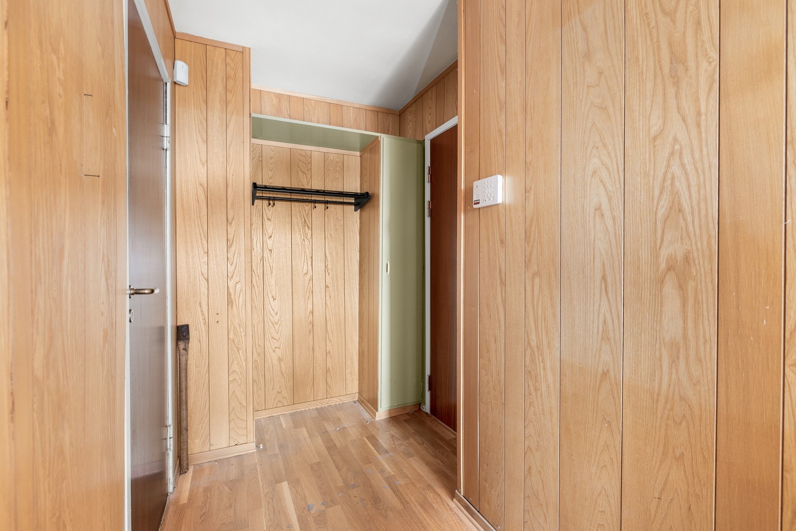 Innred med både hattehyller, knagger og skoreoler. Her finnes også et fastmontert garderobeskap med plass til ytterligere oppbevaring. Galleribilde