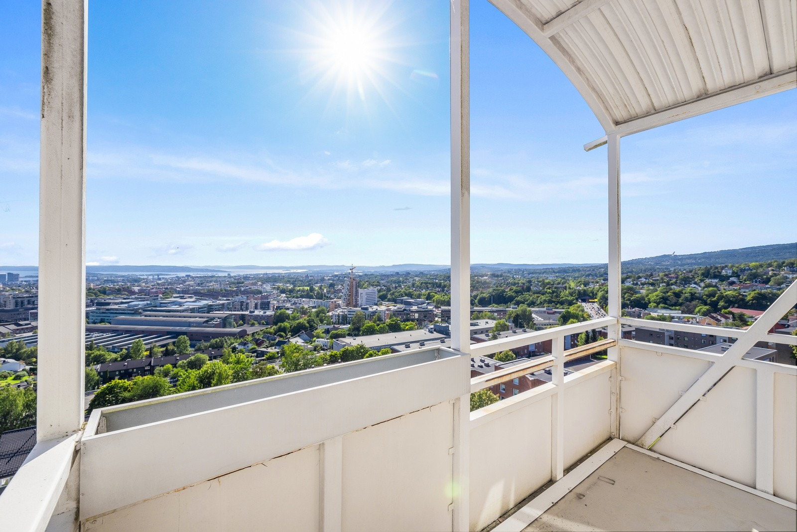 Jannik Holm (916 51 902) v/Schala & Partners har gleden av å presentere denne 2-roms andelsleiligheten i Betzy Kjelsbergs vei 11! Galleribilde