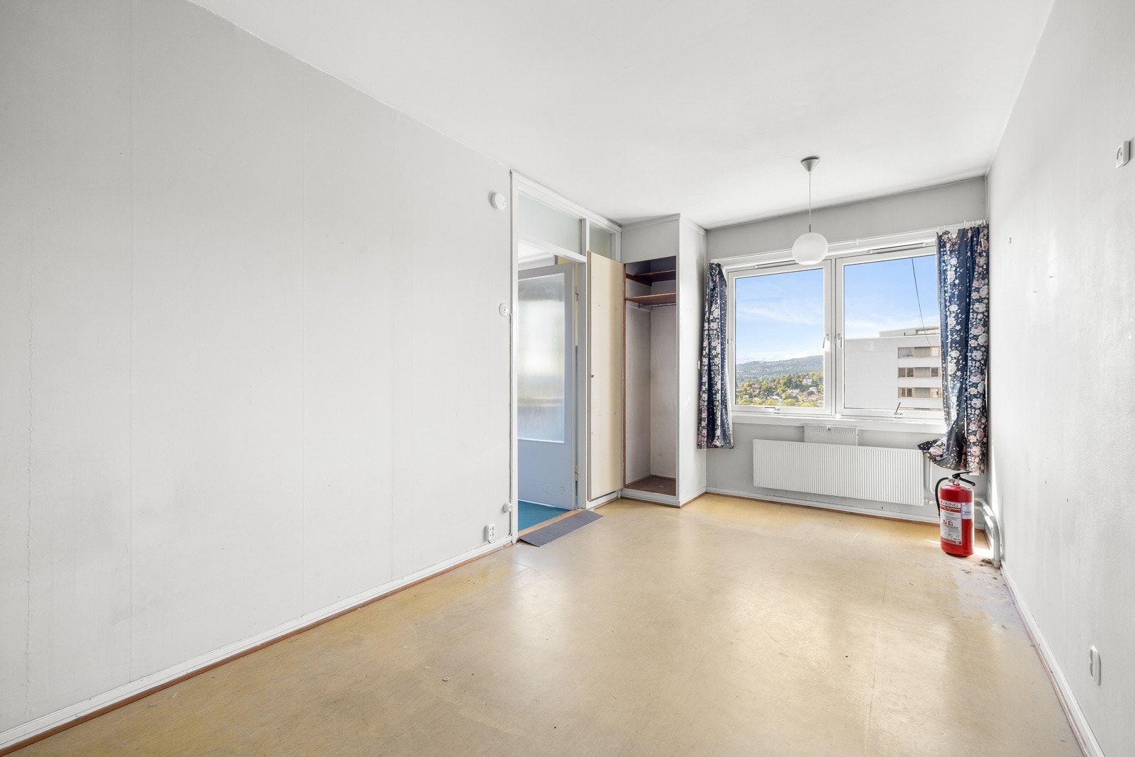 Lyst og romslig soverom med god plass til dobbeltseng, nattbord og øvrig møblement. Brede vindusflater og lysmalte vegger sørger for mye naturlig lysinnslipp og en behagelig atmosfære. Galleribilde