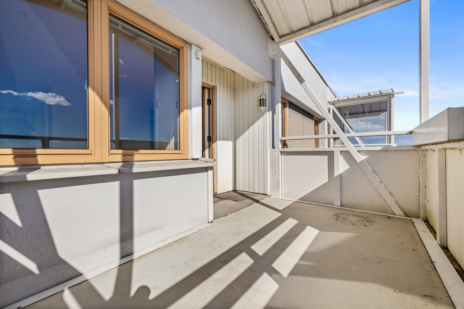 God plass til både sittegruppe, grill og diverse beplantning. Galleribilde