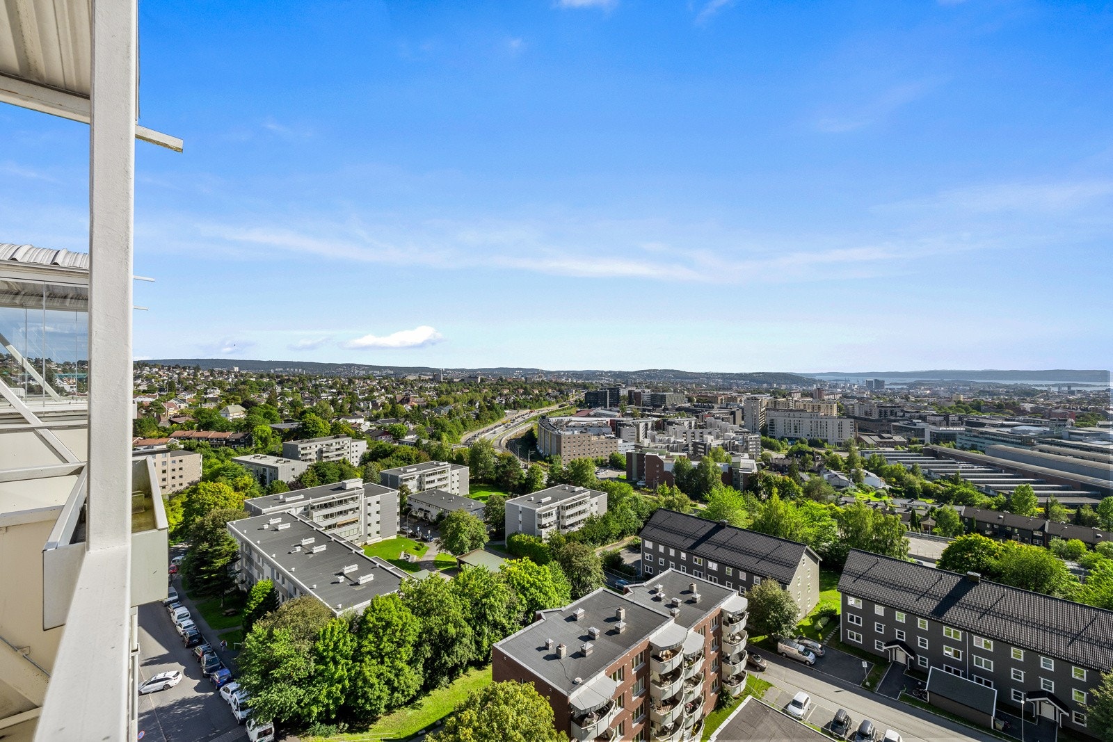 Solen har du stort sett hele dagen, hvor du her kan nyte lange dager i solveggen i rolige og skjermede omgivelser. Galleribilde