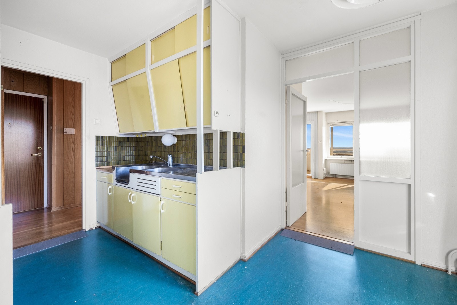 Kjøkkeninnredning fra ukjent årstall med delvis åpen løsning mot spiseplass. Galleribilde