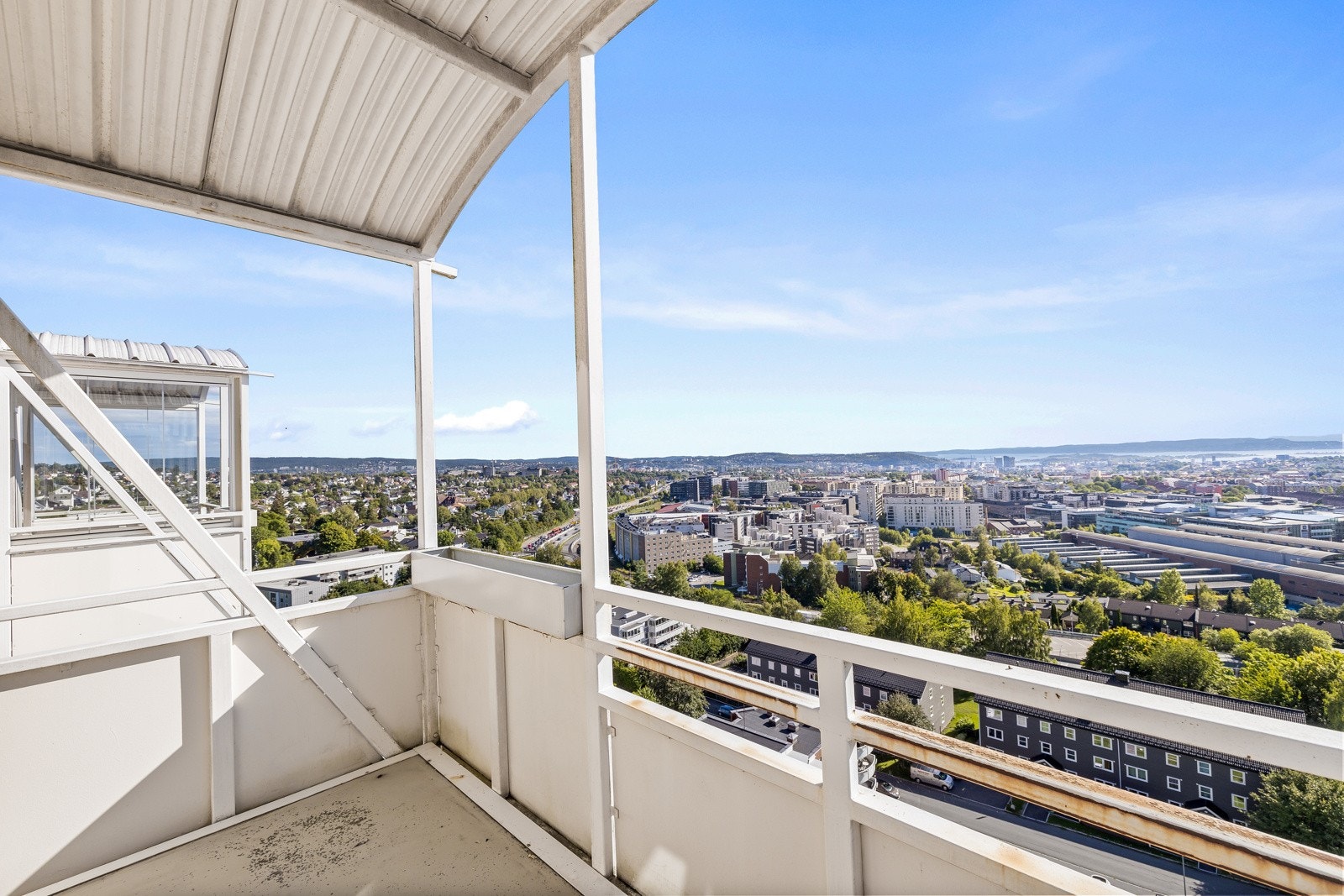 Fra stuen har du utgang til en herlig balkong på 8 m² med panoramautsikt og helt uten sjenerende innsyn! Galleribilde