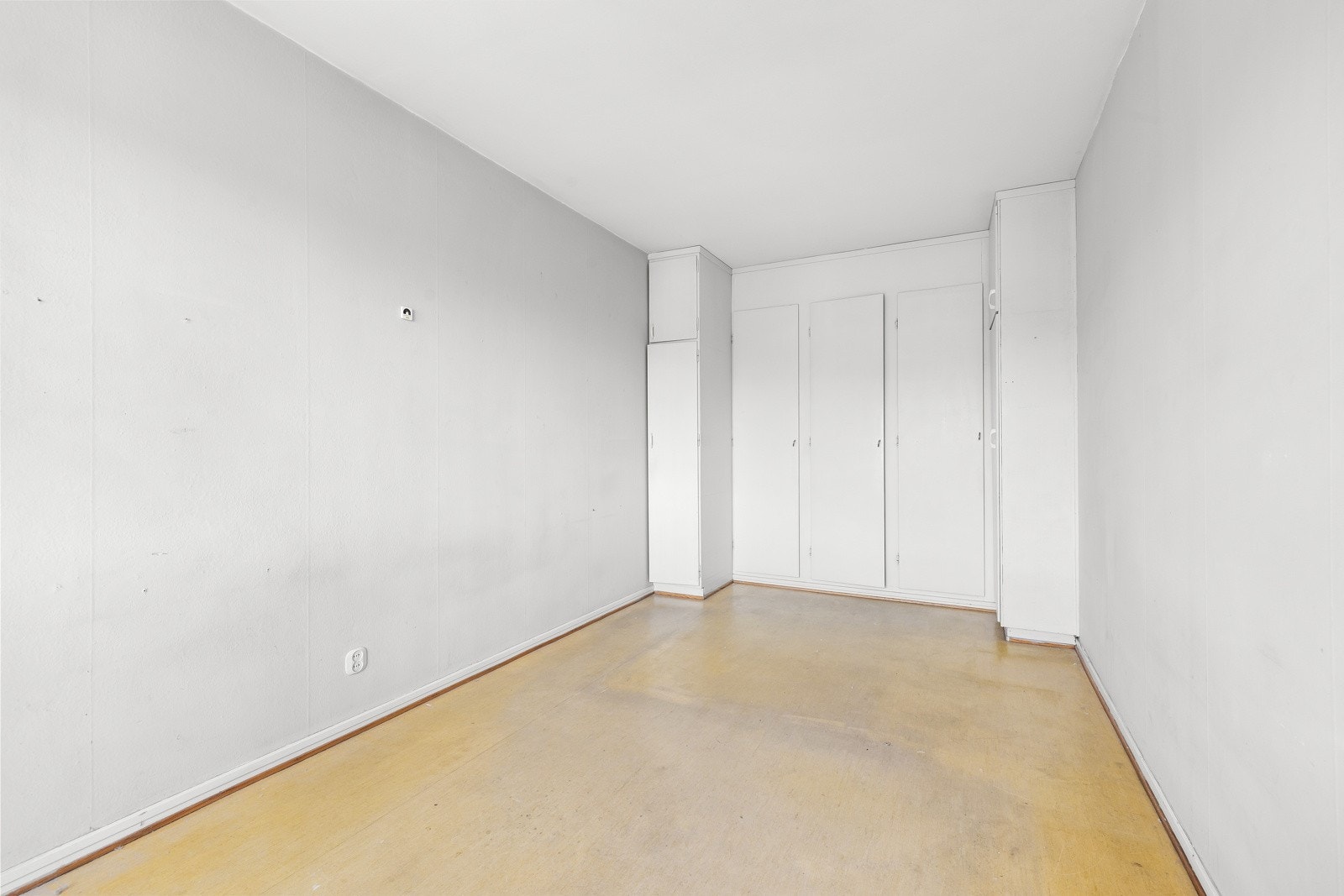 Her kan du innrede etter eget ønske og behov, hvor du også har et fastmontert garderobeskap med fin plass til klær og diverse tilbehør. Galleribilde