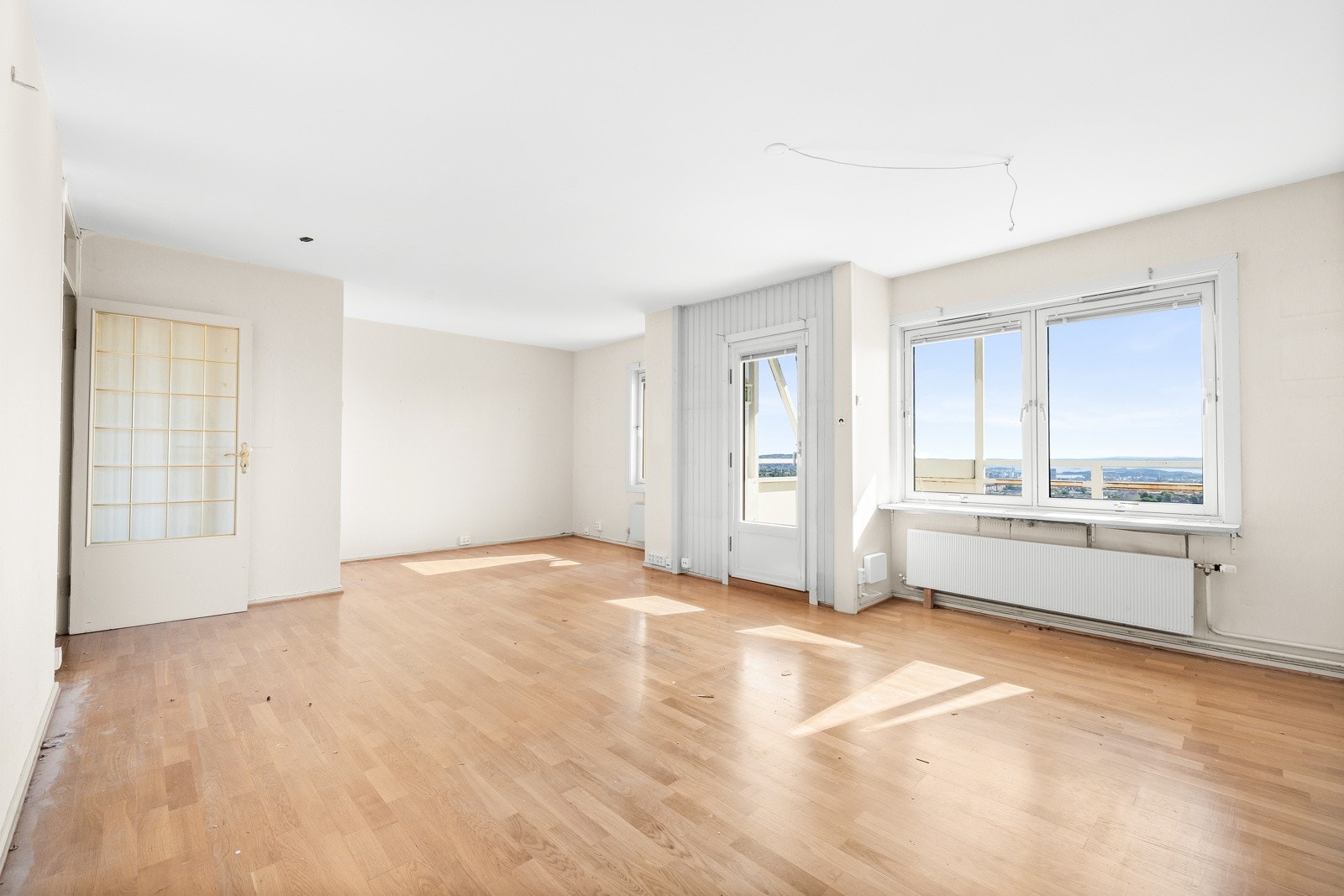 Overflater utført med lysmalte striér på vegg, samt lys parkett på gulv. Galleribilde