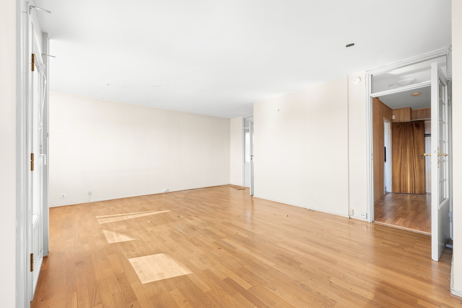 God plass til både sittegruppe, spisebord, TV-seksjon og annet ønsket møblement. Galleribilde