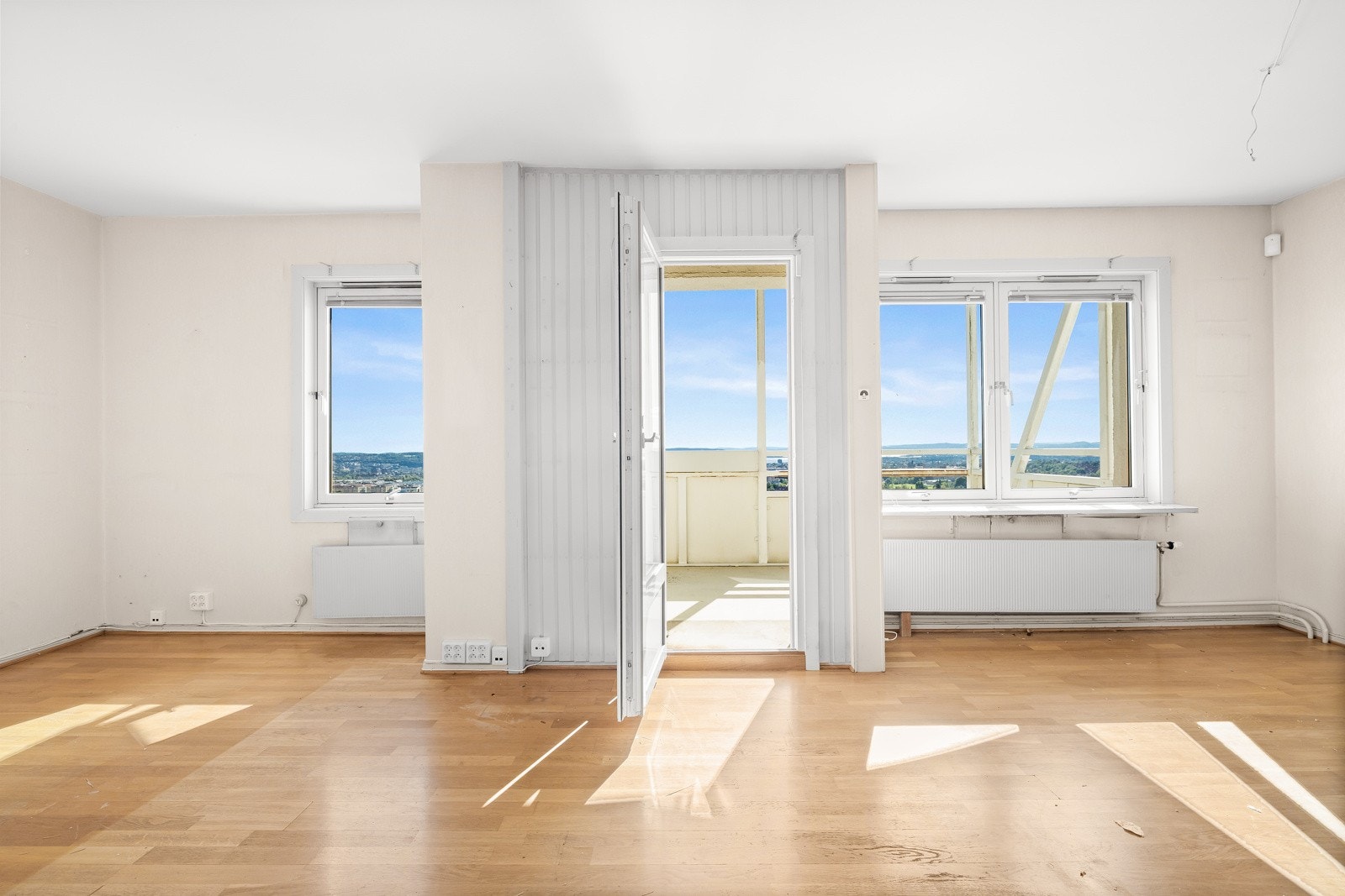 Flere vindusflater og utgang til balkong sørger for gode innvendige lysforhold og en luftig romfølelse. Galleribilde