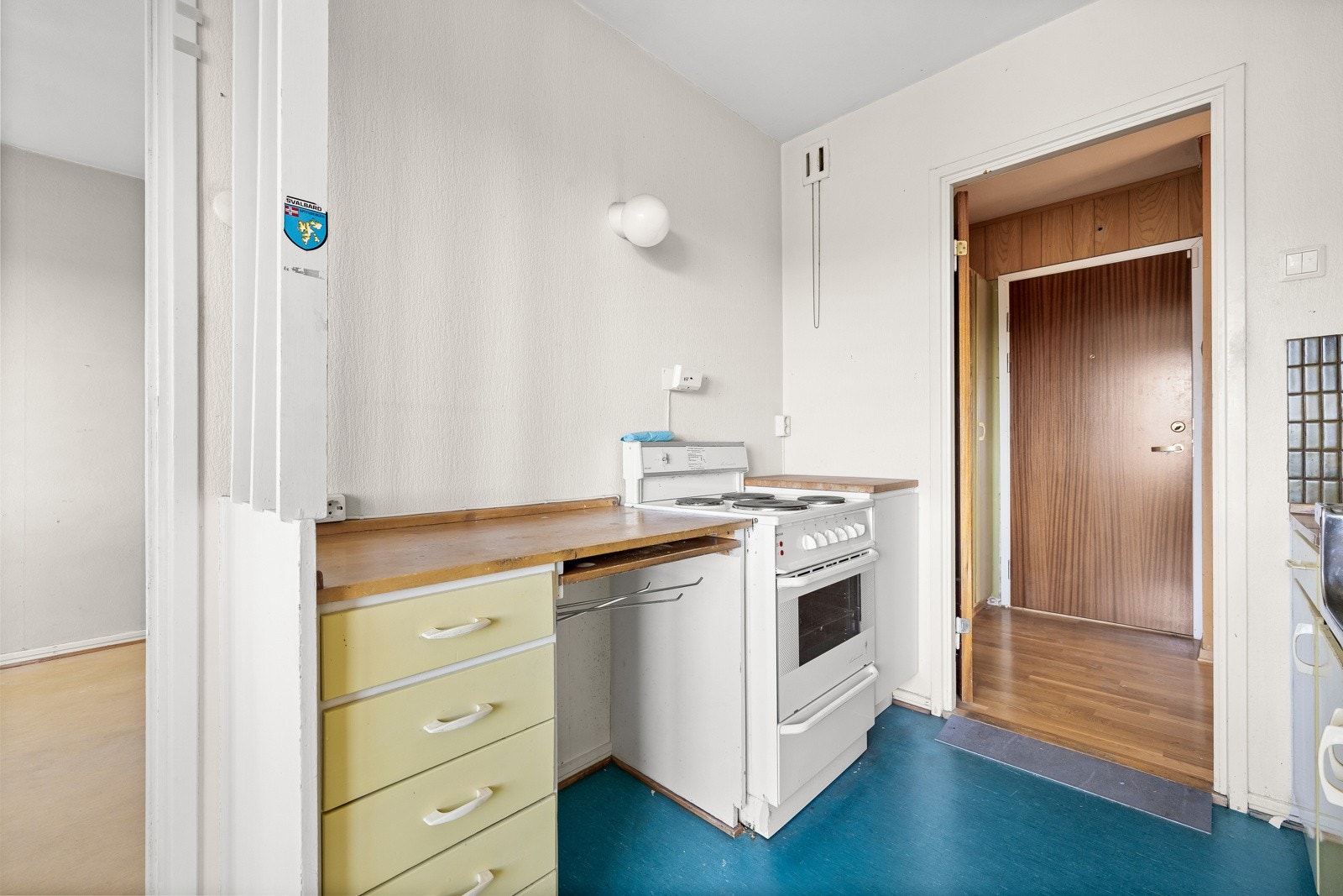 Kjøkkenet har nedfelt oppvaskkum med ett-greps armatur, stikkontakter og belysning, samt frittstående komfyr med eldre komfyrvakt. Galleribilde