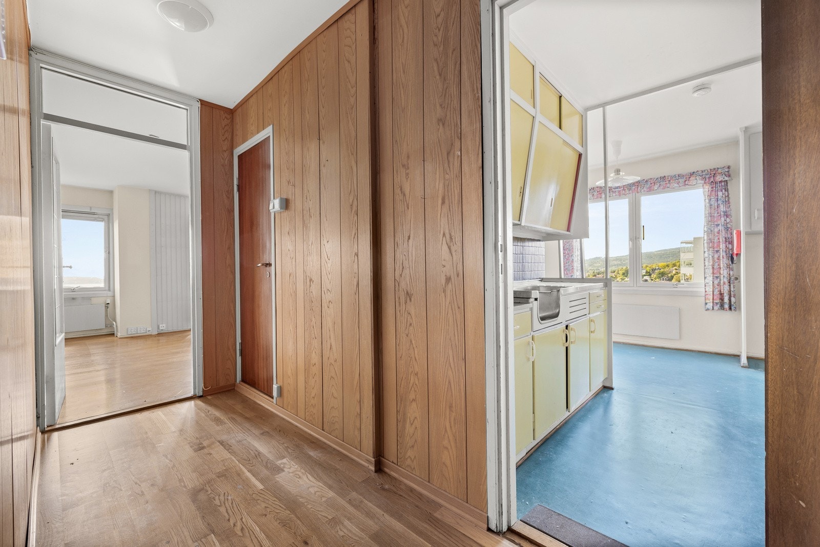 Velkommen inn! Romslig og hyggelig entré med plass til ulike løsninger for avheng av yttertøy og sko. Galleribilde