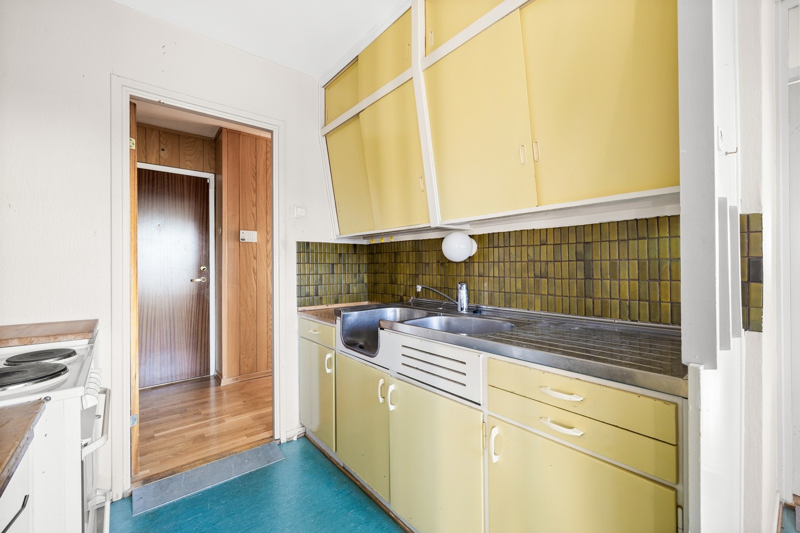 Takhøy innredning utført med lyse, slette fronter, og benkeplater av tre. Galleribilde