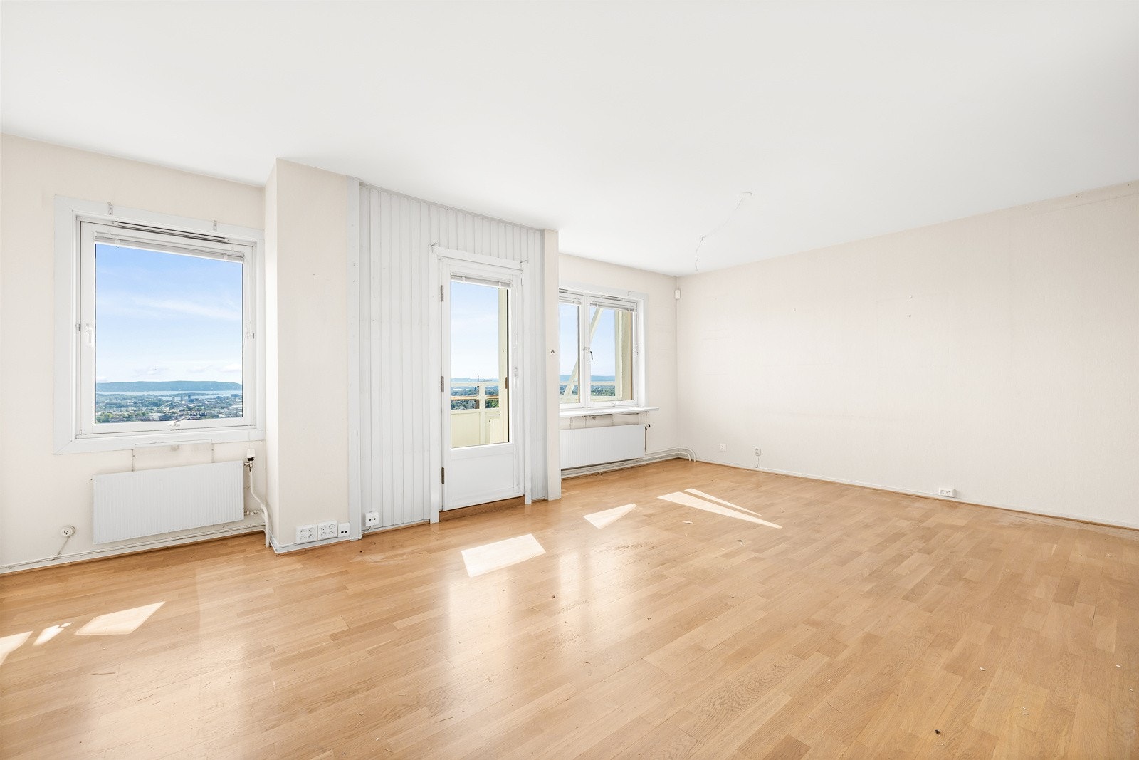 Lys og arealeffektiv stue med flere gode innredningsmuligheter. Galleribilde