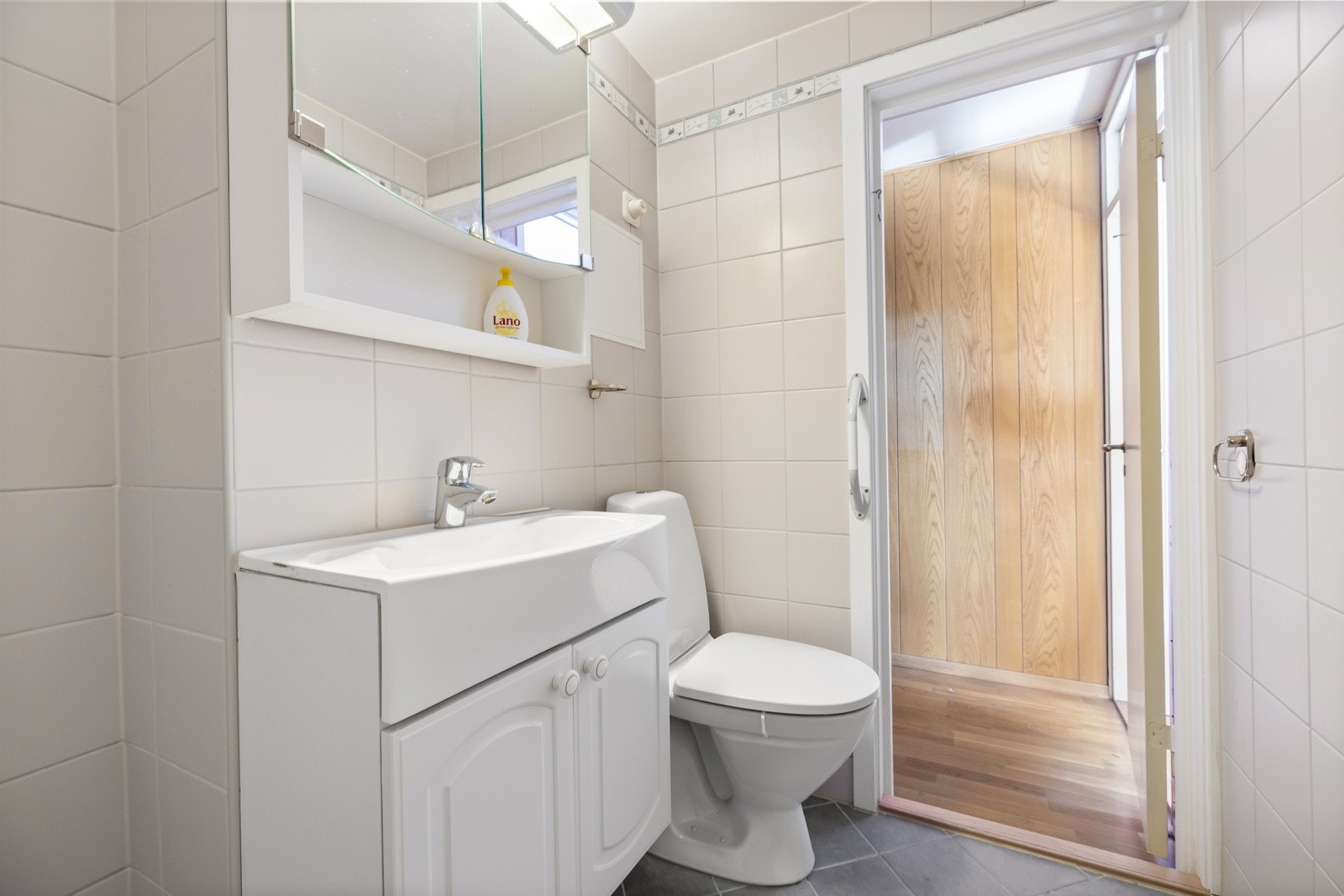 Flislagt baderom fra 2012 med deilig varme i gulv og mekanisk avtrekksventil i himling. Galleribilde