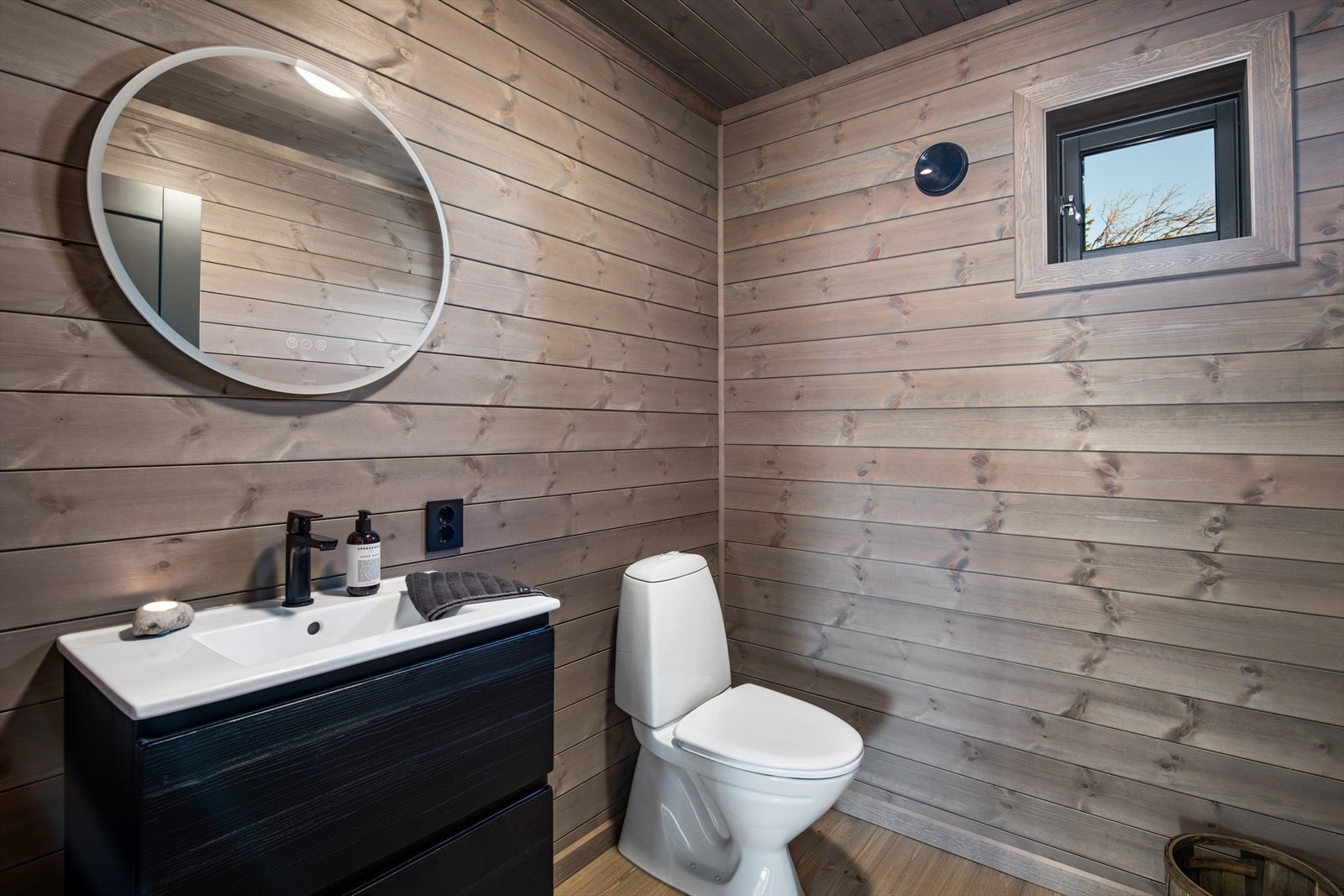 Wc rom i 1 etg. I Kroktjørnvegen 308 er det vegghengt wc. Galleribilde