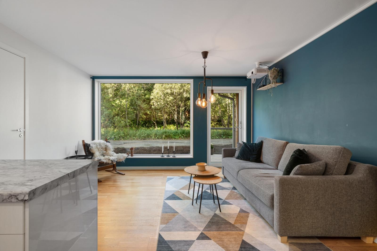 Leiligheten framstår moderne med fine farge- og materialvalg og gode oppholdsrom.