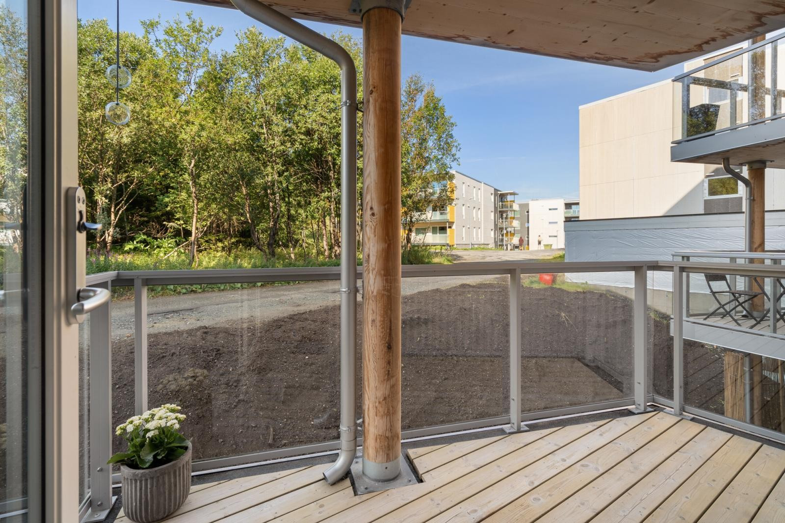 Fra stuen har du utgang til balkong med plass til utemøbler.